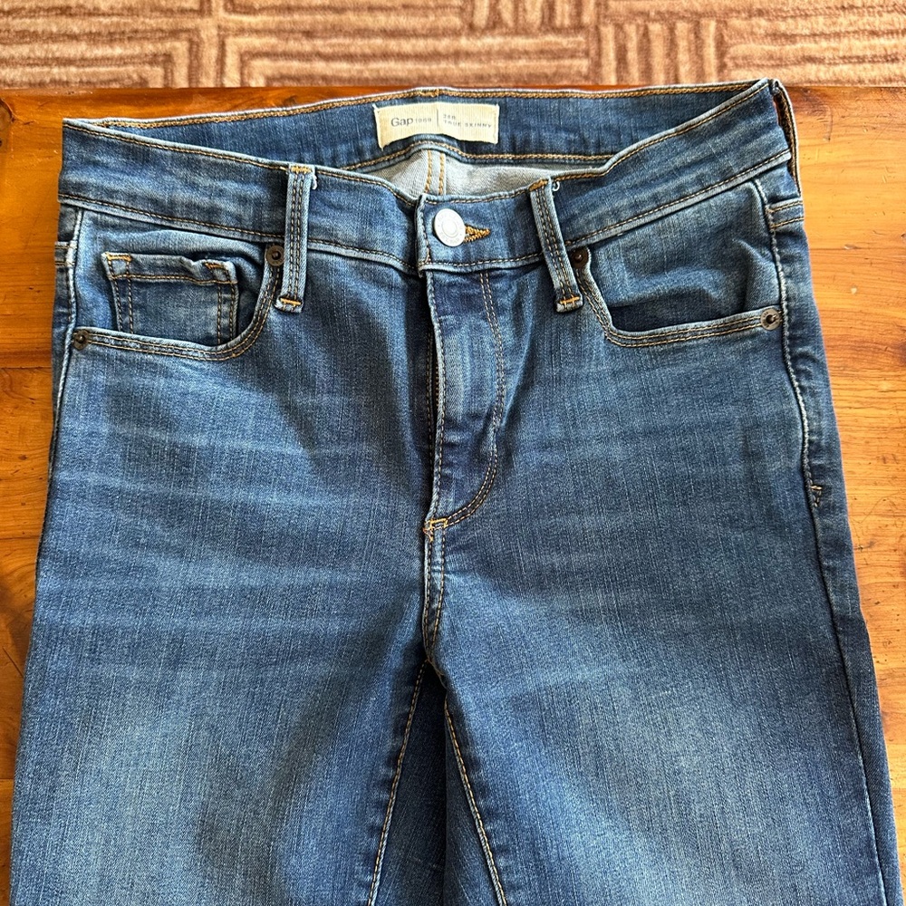 NWOT Gap Women’s True Skinny Medium Wash Jeans Sz 26/2